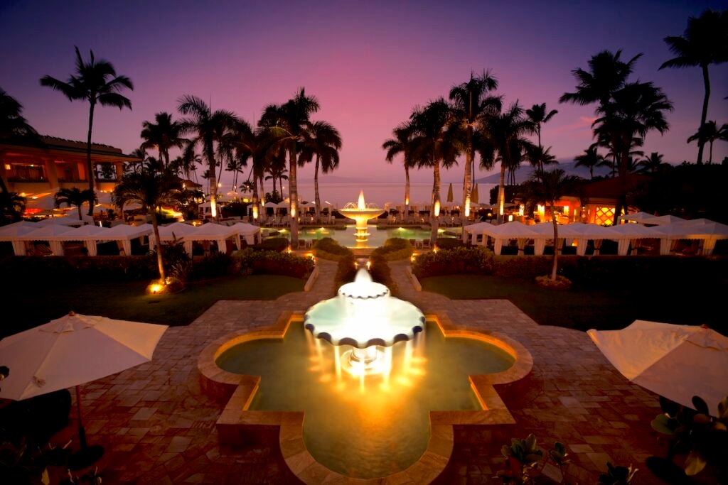 A beautiful water fountain creating the center of this luxury resort.